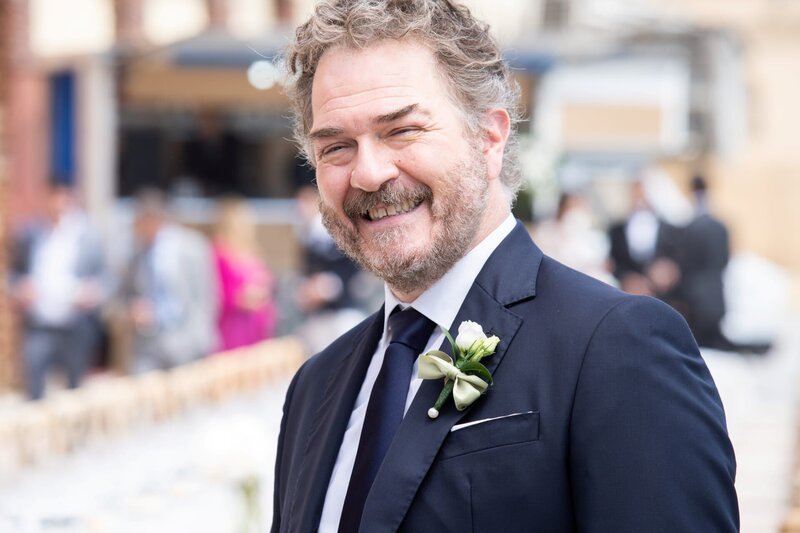 Antonio (Andrea Pennacchi) feiert ein gelungenes Hochzeitsfest. – Bild: luisa carcavale /​ BETAFILM