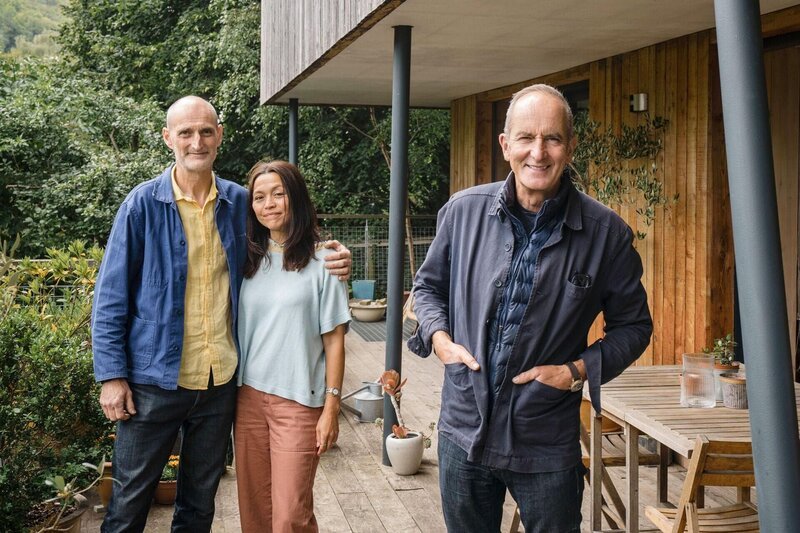 Kevin McCloud (r.) mit Jon und Noreen – Bild: RTL /​ Alicia Victoria Red Maple Photography
