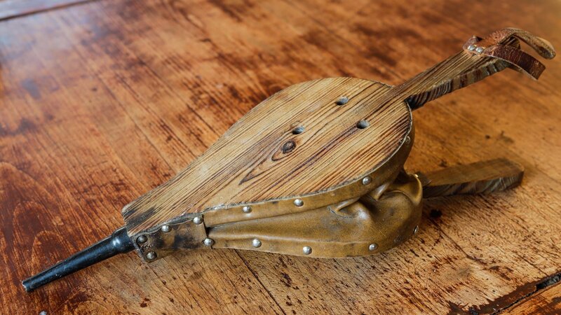 Vintage fire blower on wooden table – Bild: MariusLtu /​ Getty Images/​iStockphoto /​ GettyImages-621861512_medium /​ MariusLtu