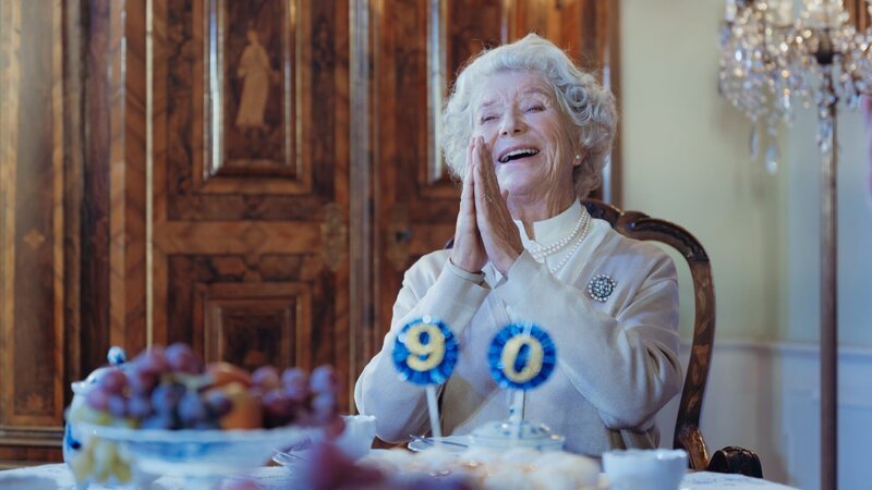 Am 21.April 2016 feierte Königin Elisabeth II. (Jutta Speidel) ihren 90. Geburtstag. – Bild: KiKA/​Sabine Finger