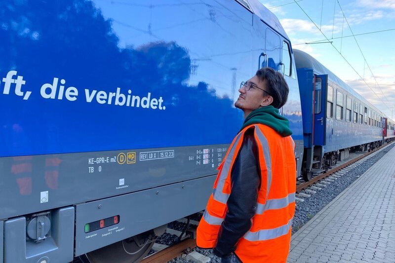 Georg Hochbruck ist Modelleisenbahn-Experte. Es gibt keinen Zug auf dieser Welt, den er nicht kennt. – Bild: RTL /​ Filet Film