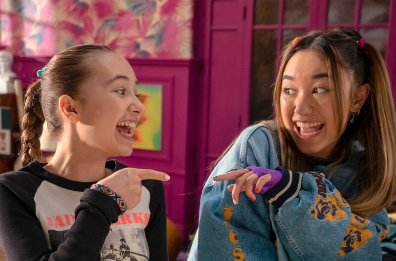 Lucy (Kensington Tallman, l.) und ihre beste Freundin Kyla (Ava Ro) singen gemeinsam. – Bild: SWR/​HR/​Red Monk Studios srl/​HSR S1 (FGM) Inc.