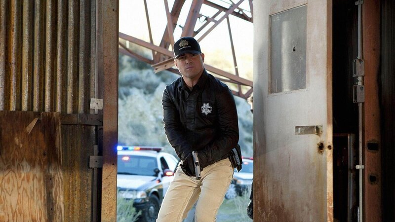 Nick (George Eads) und seine Kollegen gehen einer Spur nach und finden ein Versteck, dem sie sich vorsichtig nähern. Was werden sie dort vorfinden? – Bild: RTL Crime /​ CBS