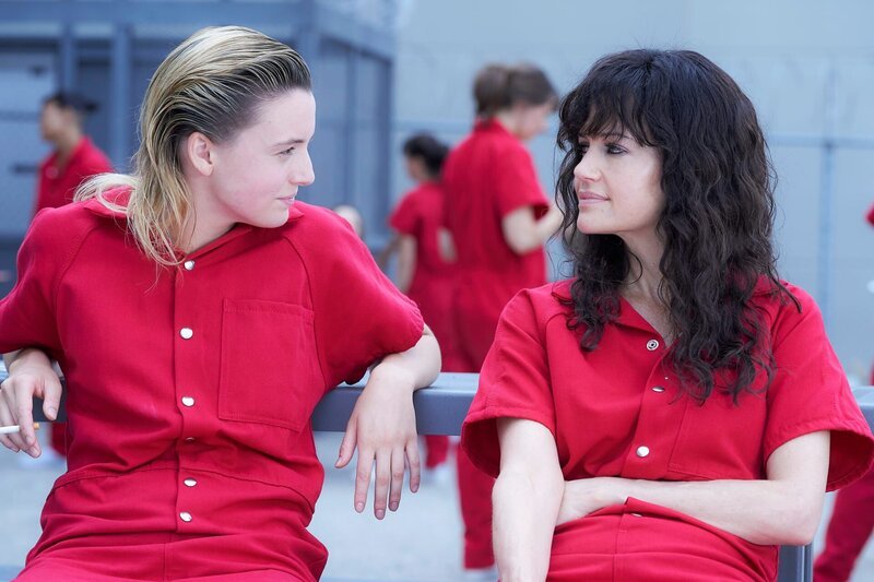 On the right: Daisy ‚Jett‘ Kowalski (Carla Gugino) – Bild: Die Verwendung ist nur bei redak /​ homeboxoffice.com /​ © Home Box Office, Inc. All rights reserved.