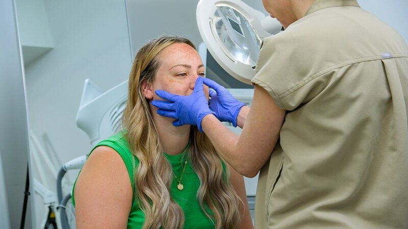 Mid Shot of Dr Emma examaning Claire T’s face – Bild: Warner Bros. Discovery, Inc. or its subsidiaries and affiliates