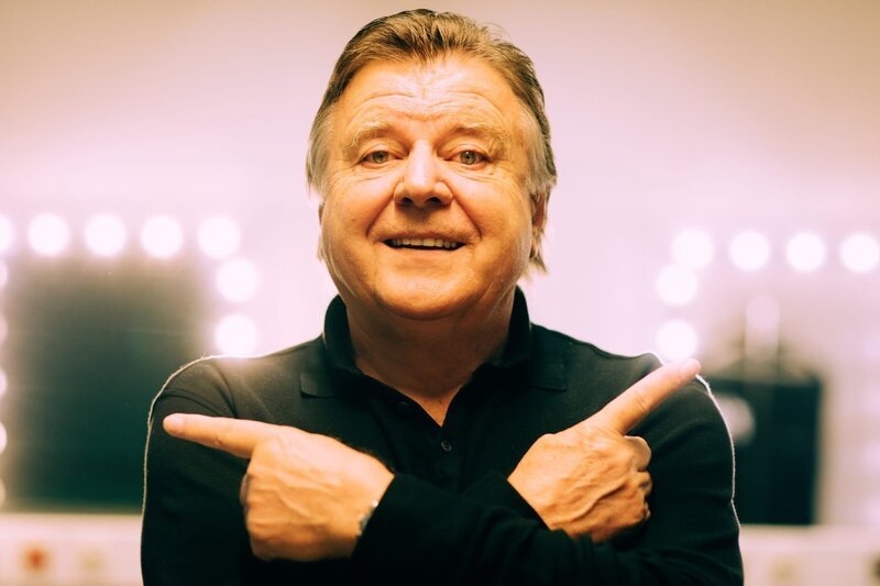 Sommerkabarett: „Lukas Resetarits: 70er – leben lassen“, Der 70er im Titel des nagelneuen Resetarits-Programms ist doppeldeutig: einerseits ist dieser runde Geburtstag von ihm erreicht und somit ist es Zeit, Bilanz zu ziehen. Andrerseits und vornehmlich geht es ihm aber um die 70er Jahre. Was ist seither verloren gegangen, was wurde dazu gewonnen? Eine ebenso pointierter, wie philosophischer Abend.Im Bild: Lukas Resetarits. – Bild: ORF/​E&A/​Lukas Beck