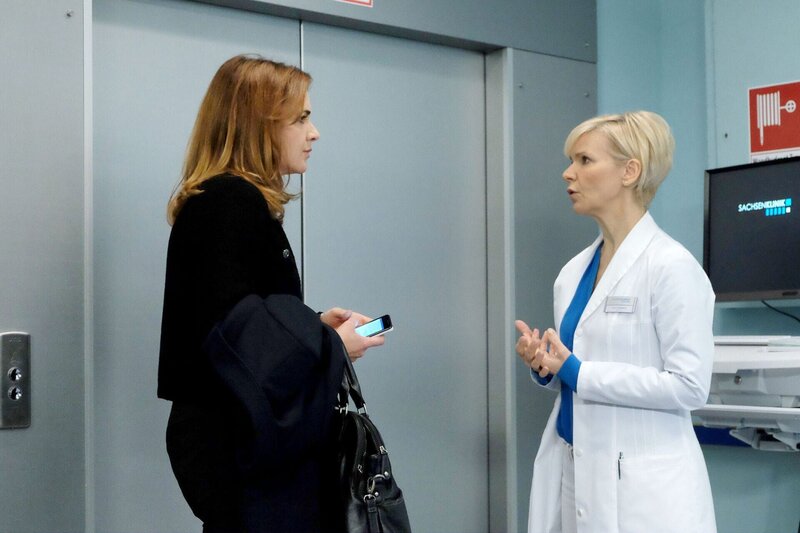 Die Tochter von Bettina Löscher (Stephanie Eidt, links) liegt mit einer Kopfverletzung in der Sachsenklinik und wurde notoperiert. Dr. Kathrin Globisch (Andrea Kathrin Loewig) sagt Bettina, dass Marlen den Abdruck einer Hand auf der Wange hatte, als hätte sie jemand geohrfeigt. Kathrin muss das an die Polizei weitergeben. Bettina ist fassungslos: Wer tut ihrer Tochter so etwas an? Sie ist in der Schule beliebt. – Bild: BR/​MDR/​Saxonia/​Sebastian Kiss /​ Sebastian Kiss