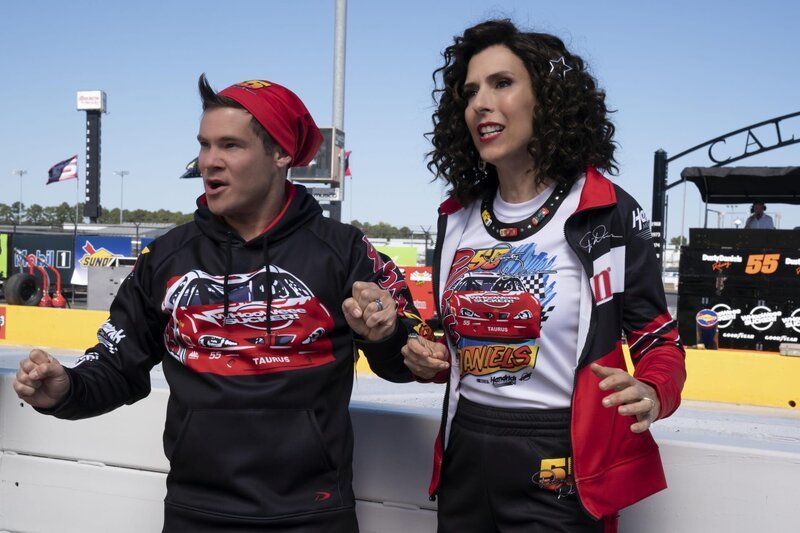 l-r: Adam Devine als Kelvin Gemstone, Edi Patterson als Judy Gemstone – Bild: Home Box Office, Inc.