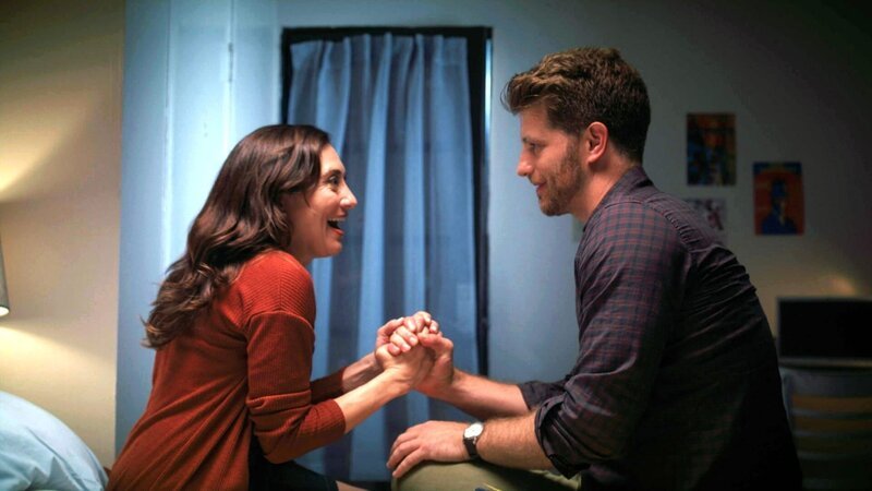 Inmitten des Chaos trifft Sarah (Lucy DeVito) auf Ben (Jonah Platt), ihren Jugendfreund, der entschlossen ist, ihr zu helfen – nicht nur, um die Bäckerei zu retten?; Inmitten des Chaos trifft Sarah (Lucy DeVito) auf Ben (Jonah Platt), ihren Jugendfreund, der entschlossen ist, ihr zu helfen – nicht nur, um die Bäckerei zu retten … – Bild: RTLZWEI