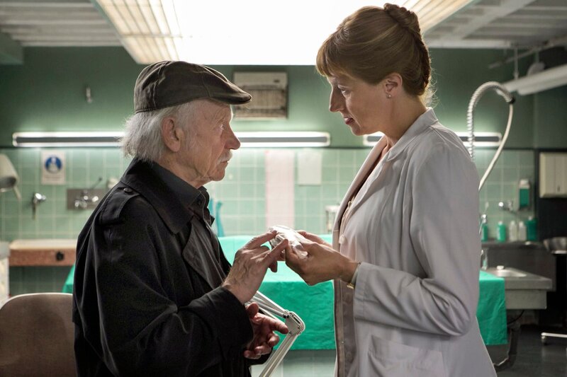 SENDER: ARD – SENDETITEL: Rentnercops, Folge 17 – UNTERTITEL:  Im Wagen vor mir – CAPTION:  ARD RENTNERCOPS, 16 neue Folgen, Folge 17 „Im Wagen vor mir“, am Mittwoch (18.01.17) um 18:50 Uhr im Ersten..Edwin Bremer (Tilo Prückner, l.) bittet Dr. Schmidt (Helene Grass, r.) um einen Gefallen..© ARD/​Kai Schulz, honorarfrei – Verwendung gemäß der AGB im engen inhaltlichen, redaktionellen Zusammenhang mit genannter ARD-Sendung bei Nennung „Bild: ARD/​Kai Schulz“ (S2). ARD-Programmdirektion/​Bildredaktion, Tel: 089/​5900⁠–⁠23534, Fax: 089/​550⁠–⁠1259, bildredaktion@DasErste.de – Bild: ARD/​Kai Schulz