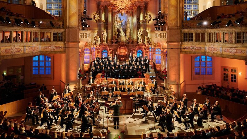 Die Staatskapelle Dresden und der Staatsopernchor Dresden unter der Leitung von Riccardo Minasi – Bild: Honorarfrei – nur für diese Sendung inkl. SocialMedia bei Nennung ZDF und Stephan Floss.