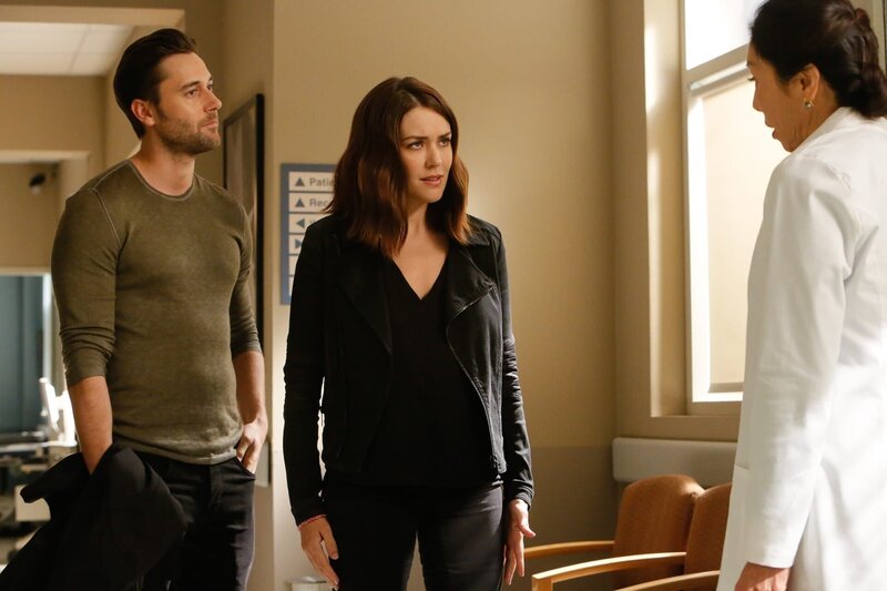 „The Blacklist“, „Dr. Adrian Shaw (Nr. 98) (1).“ Red setzt die Task Force auf den „Coroner“ an, einen weiteren Kriminellen der Blacklist. Der „Coroner“ versorgt untergetauchte Gesetzesbrecher mit falschen Identitäten und ermöglicht ihnen so ein neues Leben. Aram kann eine Kundin des „Coroners“ ausfindig machen. Hinter der Fassade der biederen Grundschullehrerin Renata Ayela verbirgt sich eine ehemalige Kartellanführerin. Während die Task Force ausrückt, um Ayela zu befragen, steht Liz vor einer schweren Entscheidung Kirk betreffend.Im Bild (v.li.): Ryan Eggold (Tom Keen), Megan Boone (Elizabeth Keen), Jodi Long (Col. Wright). – Bild: PLURIMEDIA (NBC /​ Sony Pictures Television)