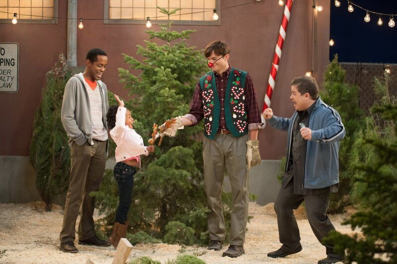 (v.li.): Dad (Wayne Wilderson), Little Girl (Layla Crawford), Walden Schmidt (Ashton Kutcher), Billy (Patton Oswalt). – Bild: Turner /​ Warner Bros. Entertainment Inc.
