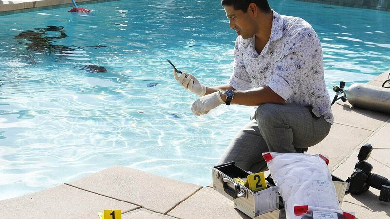 Ein Millionär wurde in seinem Pool von einem Alligator tödlich verletzt. Da sich auf dem Weg zum Pool Blutspuren und Rindfleischfetzen finden, liegt für Eric Delko (Adam Rodriguez) der Verdacht nahe, dass der Alligator in den Pool gelockt wurde, um Matthew zu töten. – Bild: SUPER RTL