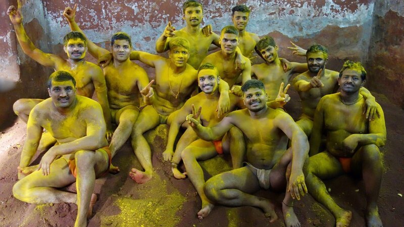 Kushti ist eine traditionelle indische Form des Ringens. Anders als beim modernen Wrestling wird nicht auf Matten, sondern auf einem speziell aufbereiteten Sandboden gekämpft. – Bild: MedienKontor/​Manuel Fenn
