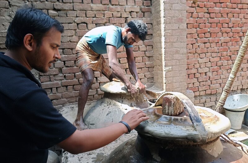 Aviral Pathak (li.) überwacht die Destillation von Rosenblüten. Er setzt auf die echten, traditionellen Duftstoffe. Bald will er den Familienbetrieb übernehmen. – Bild: MedienKontor/​Friederike Schlumbom /​ Aviral Pathak (li.) überwacht die Destillation von Rosenblüten. Er setzt auf die echten, traditionellen Duftstoffe. Bald will er den Familienbetrieb übernehmen.