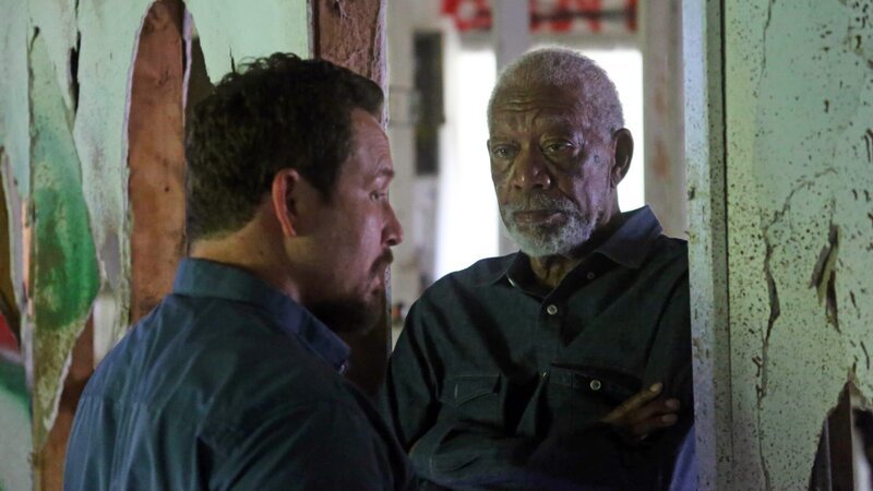 Detective Boyd (Cole Hauser, li.) ermittelt in einer grausamen Mordserie. Eine mysteriöse Inschrift führt ihn zu dem Afrika-Experten Professor Mackles (Morgan Freeman). Gemeinsam jagen sie den Ritualmörder, bevor es noch mehr Opfer gibt. Ein Wettlauf gegen die Zeit beginnt … – Bild: RTLZWEI