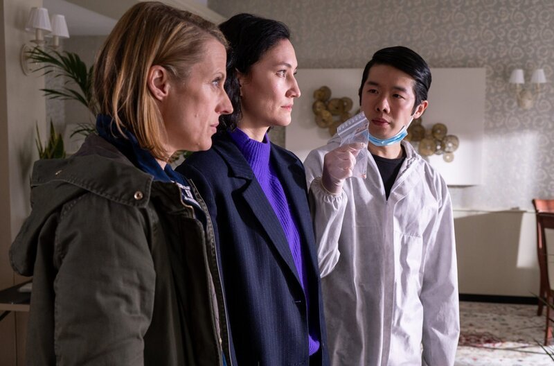 In einem Hotel wird auf einen Bodyguard geschossen. Tamara Meurer (Anja Pahl, l.) und Pauline Hobrecht (Agnes Decker M.) kommen am Tatort an. Das Opfer schwebt in Lebensgefahr. Spusi Thomas Brandner (Yung Ngo, r.) ist dabei, die Spuren zu sichern. – Bild: Britta Krehl /​ ZDF