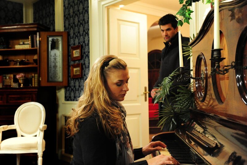 Theresa (Ines Lutz, l.); Konstantin (Moritz Tittel, r.) – Bild: ARD /​ Ann Paur