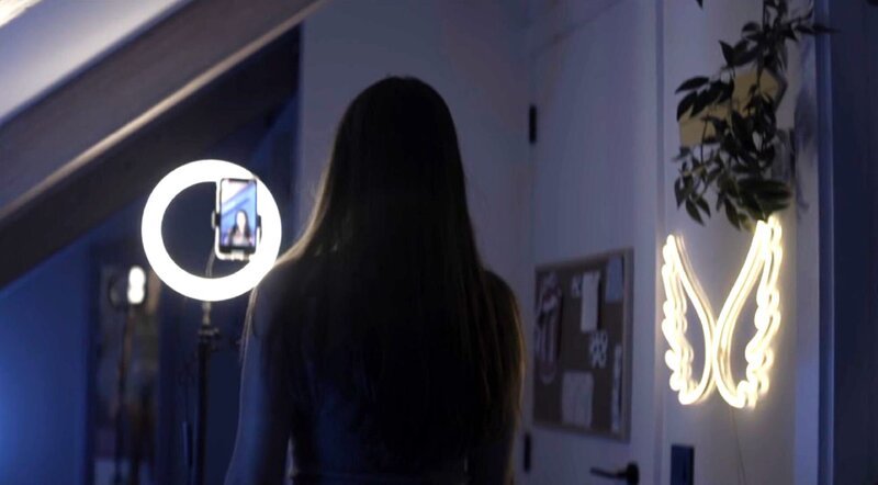 Cybermobbing, zum Beispiel als Folge von freiwillig verschickten freizügigen Fotos, kann schwerwiegende psychische Folgen haben. Die Opfer sind in der Regel junge Frauen. – Bild: Onza