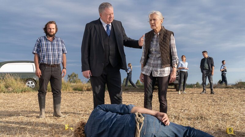Die Leiche im Feld: Johannes Kühn als Klaus Brandes (l.), Rainer Hunold als Bernd Reuther (2.v.l.), Hedi Kriegeskotte als Ilse Dittmann (M.), Fiona Coors als Kerstin Klar (3.v.r.), Max Hemmersdorfer als Max Fischer (2.v.r.), Alexander Koll als Thomas Dittmann (liegend) – Bild: SRF/​ZDF/​Andrea Enderlein