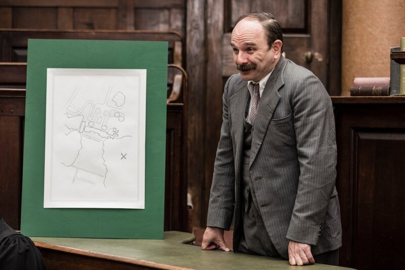 Inspector Mallory (Jack Deam) rekonstruiert den Tathergang. – Bild: ZDF und Gary Moyes