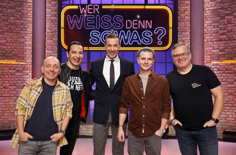 Moderator Kai Pflaume (M.) und seine Rateteam-Kapitäne Bernhard Hoëcker (l.) und Elton (r.) begrüßen in dieser Sendung den Komiker und Musiker Bülent Ceylan (2.v.l.) und den Stand-up-Comedian Moritz Neumeier (2.v.r.). – Bild: ARD/​Morris Mac Matzen