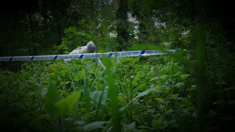 Forensiker auf Spurensuche. – Bild: cinflx /​ Crime + Investigation /​ Rare Television Ltd.