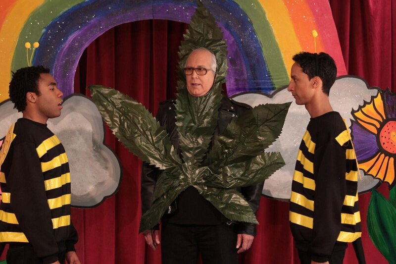 Unzufrieden mit seiner Rolle zwischen Abed (Danny Pudi, r.) und Troy (Donald Glover, l.), versucht „Drogon“ Pierce (Chevy Chase, M.)  sich bei Annie mehr künstlerische Freiheit in der Show zu erkaufen … – Bild: Sony Pictures Television Inc. All Rights Reserved. Lizenzbild frei