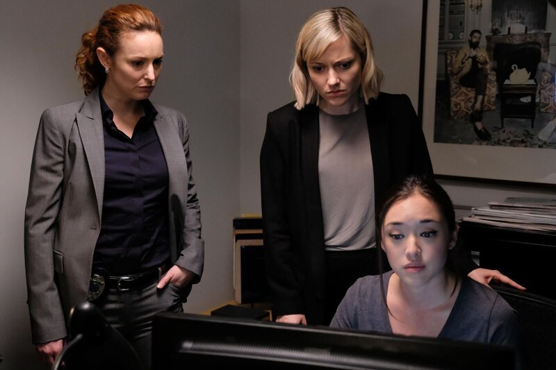 L-R: Lt. Briggs (Carrie-Lynn Neales), Jill Peterman (Georgina Haig) und Li Chan (Stefanie Nakamura) – Bild: 2018 Incendo 2018⁠–⁠03 Production Inc. All rights reserved. Lizenzbild frei