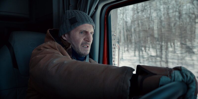 Der Transport der Rettungsausrüstung zur verunglückten Diamantenmine stellt für den Trucker Mike McCann (Liam Neeson) und sein Team nicht nur einen Wettlauf gegen die Zeit dar, sondern wird auch zum Überlebenskampf. – Bild: PLURIMEDIA (2021 Netflix, Inc.) Der Transport der Rettungsausrüstung zur verunglückten Diamantenmine stellt für den Trucker Mike McCann (Liam Neeson) und sein Team nicht nur einen Wettlauf gegen die Zeit dar, sondern wird auch zum Überlebenskampf. – Bild: PLURIMEDIA (2021 Netflix, Inc.)
