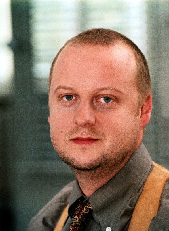 (5. – 7. Staffel) – Kriminalinspektor Fritz Kunz (Martin Weinek) ist Ordnungsfanatiker und legt eine große Begeisterung für Statistiken an den Tag … – Bild: Sat.1 /​ Ali Schafler