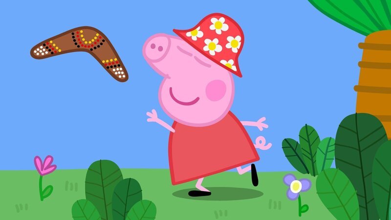 Peppa möchte lernen, wie man einen Bumerang so wirft, dass er wieder zum Werfer zurück kommt. Gar nicht so einfach. – Bild: SUPER RTL