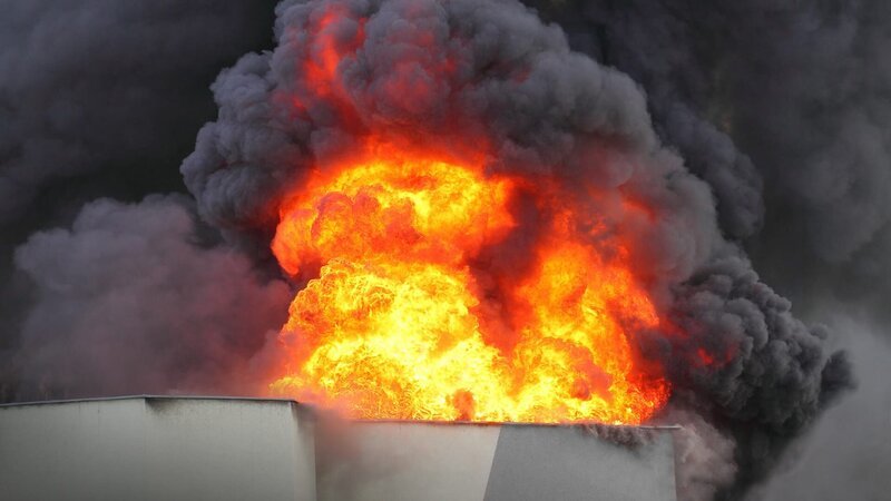 Flames and black smoke – air pollution concept. – Bild: abadonian