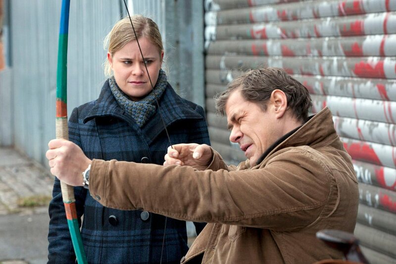 Im Lübecker Industriegebiet am Hafen wird die Leiche des Schauspielers Roland Freesmann gefunden. Die Ermittler Finn Kiesewetter (Sven Martinek, r.) und Sandra Schwartenbeck (Marie-Luise Schramm, l.) stoßen schnell auf die Spur des vermeintlichen Täters. – Bild: MDR/​Georges Pauly