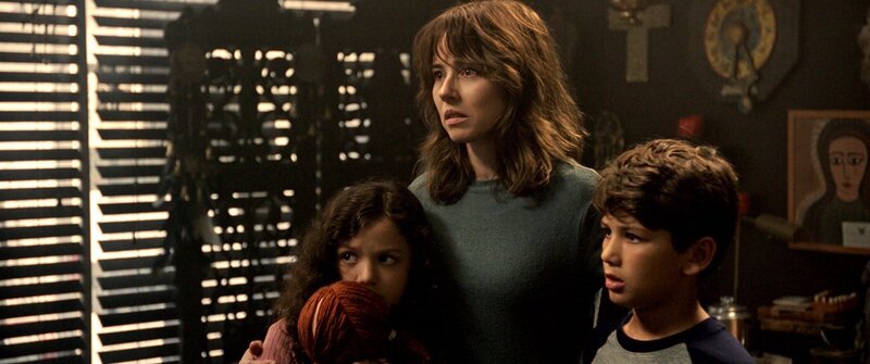 Jaynee-Lynne Kinchen (Samantha), Linda Cardellini (Anna), Roman Christou (Chris) – Bild: PLURIMEDIA (Warner Bros. France / New Line Cinema / Atomic Monster) Jaynee-Lynne Kinchen (Samantha), Linda Cardellini (Anna), Roman Christou (Chris) – Bild: PLURIMEDIA (Warner Bros. France / New Line Cinema / Atomic Monster)
