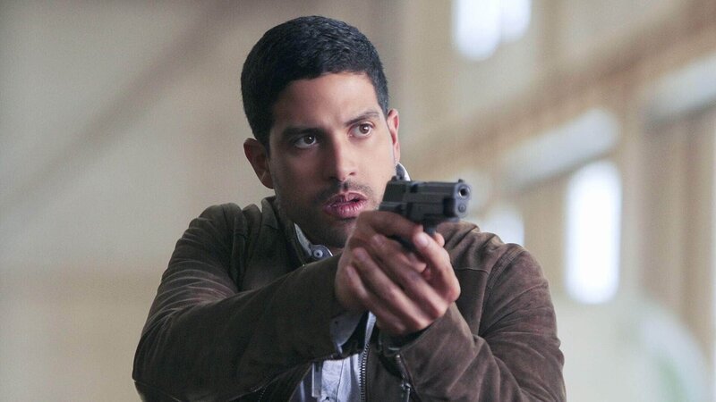 Eric Delko (Adam Rodriguez) verfolgt den flüchtigen Luis durch die Zuckerraffinerie, um ihn für den Mord an Eduardo Santos festzunehmen. – Bild: TVNOW /​ CBS