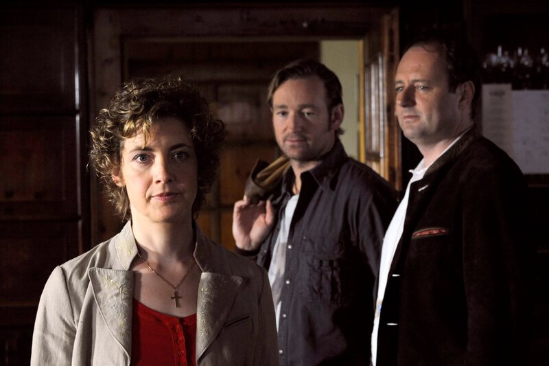 Maria stürzt in ein erneutes Gefühlschaos. Von links: Maria Kirchleitner (Daniela März), Gregor Brunner (Holger M. Wilhelm) und Hubert Kirchleitner (Bernhard Ulrich). – Bild: Marco Orlando Pichler /​ BR