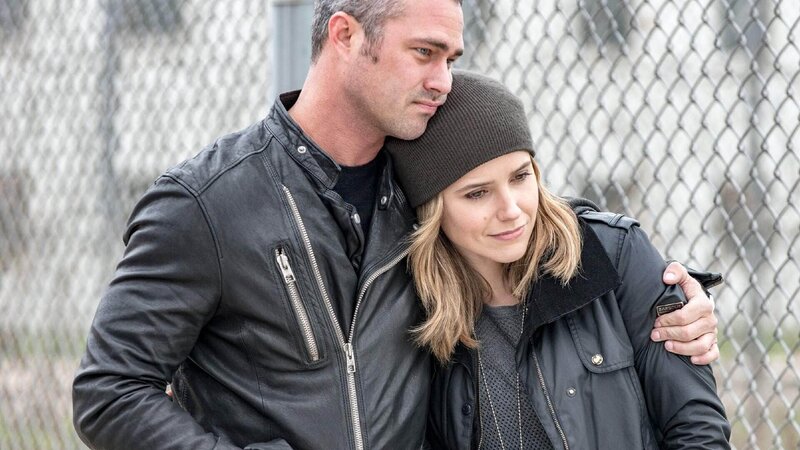 Kelly Severide (Taylor Kinney), Erin Lindsay (Sophia Bush). Die Verwendung des sendungsbezogenen Materials ist nur mit dem Hinweis und Verlinkung auf TVNOW gestattet. – Bild: NBCUniversal