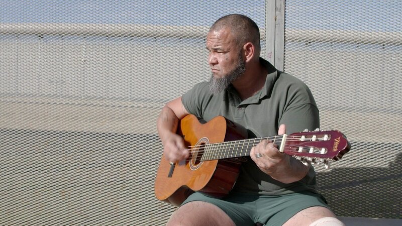 Insasse Barry spielt Gitarre. – Bild: Zukunft /​ RTL /​ ITV Studios Australia