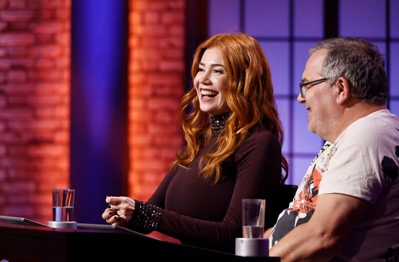 Rateteam-Kapitän Elton (r.) und die Fernsehmoderatorin und Schauspielerin Palina Rojinski (l.) bilden ein Rateteam. – Bild: ARD/​Morris Mac Matzen