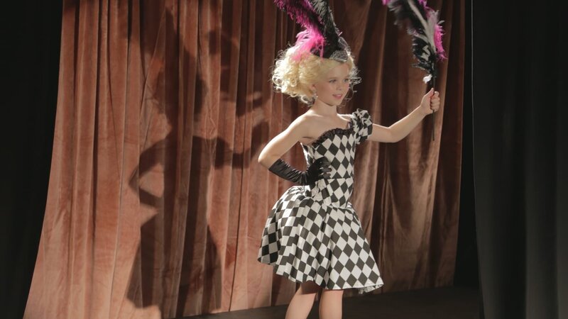 Recreation – Six-year-old beauty queen JonBenet Ramsey performs in a beauty pageant. – Bild: Discovery Communications