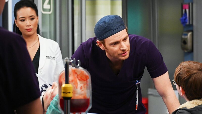 Chicago Med Staffel 8 Folge 13 Er verspricht, die Kranke zu heilen: T.V. Carpio als Dr. Grace Song, Nick Gehlfuss als Dr. Will Halstead. – Bild: SRF/​NBC Universal