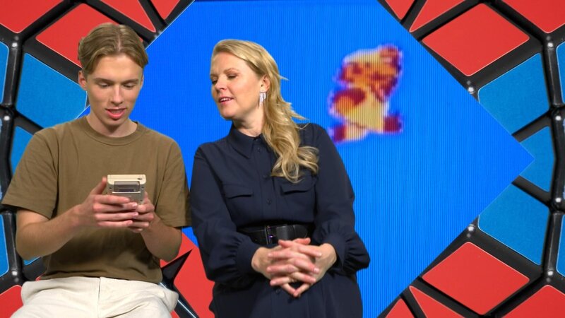 Iggi Kelly ist fasziniert vom Game Boy – Bild: Kabel Eins