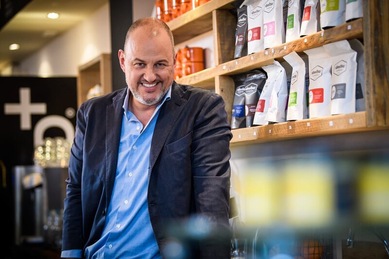 (11. Staffel) – „Augen auf und durch“ – Sternekoch Frank Rosin verpasst den Gastrobetrieben ein intensives Coaching, das sich gewaschen hat. – Bild: Kabel Eins /​ Willi Weber