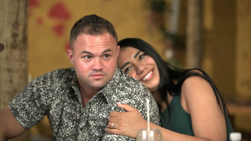 Patrick and Thais lean on each other at the table at a family dinner in Brazil – Bild: Warner Bros. Discovery, Inc.