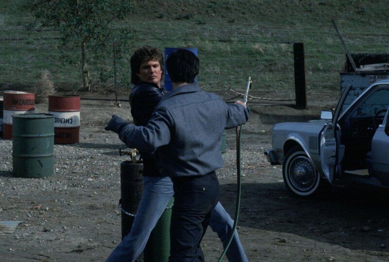 Marco Berio, ein ehemaliger Mitarbeiter von F.L.A.G, nutzt seine Kenntnisse von K.I.T.T. um die CPU des Trans Am außer Kraft zu setzen und ihn gegen seinen Besitzer Michael Knight zu wenden. – Bild: Universal City Studios LLLP