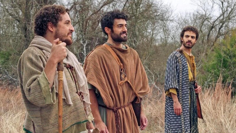 (v.l.) Jakobus der Kleinere (Jordan Walker Ross), Thaddaeus (Giavani Cairo), Nathanael/​Bartholomaeus (Austin Reed Alleman) – Bild: Bibel TV
