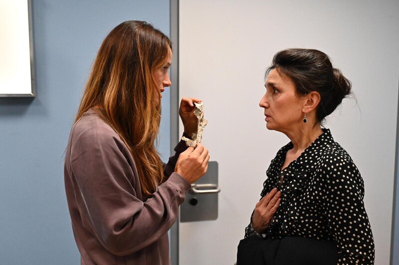 ACHTUNG SPERRFRIST! Simone (Tatjana Clasing, r.) versucht sich der aufgebrachten Jenny (Kaja Schmidt-Tychsen) hilflos zu erklären. – Bild: RTL