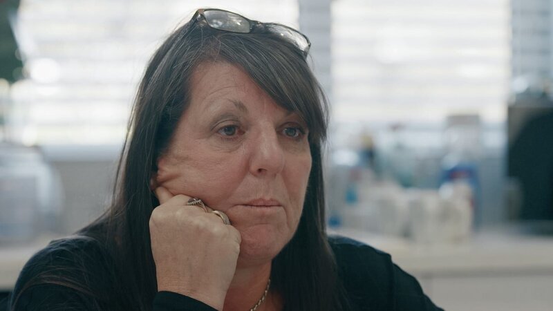Charlotte’s Mum hears about Johan’s cheating – Bild: Warner Bros. Discovery, Inc.